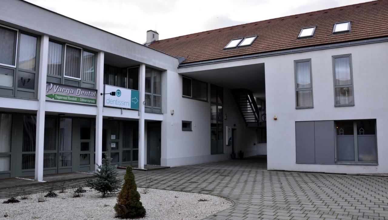 Dentissimi Vendegszobak Mosonmagyaróvár Exterior foto